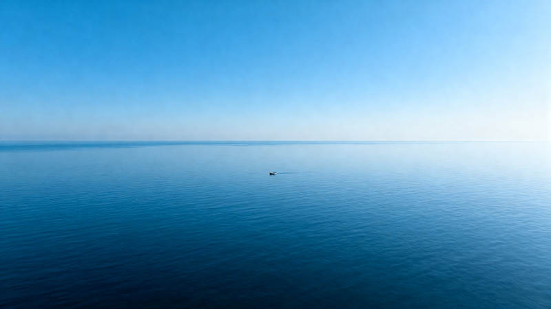 海天一色 孤舟远行图片