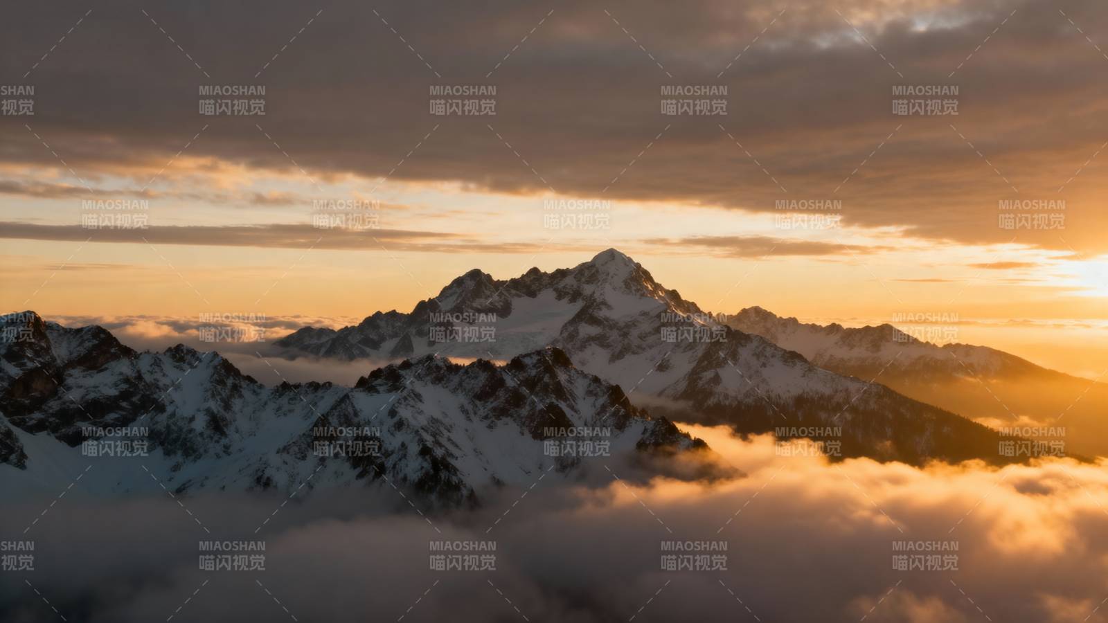雪山日出云海图片