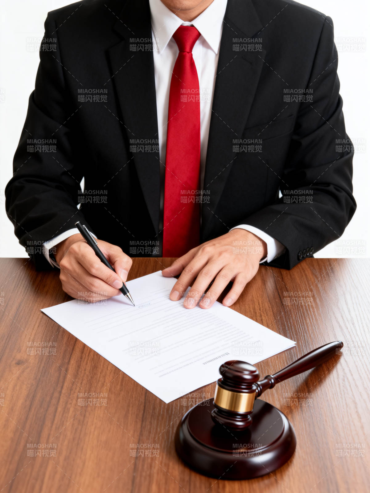 律师签署文件图片