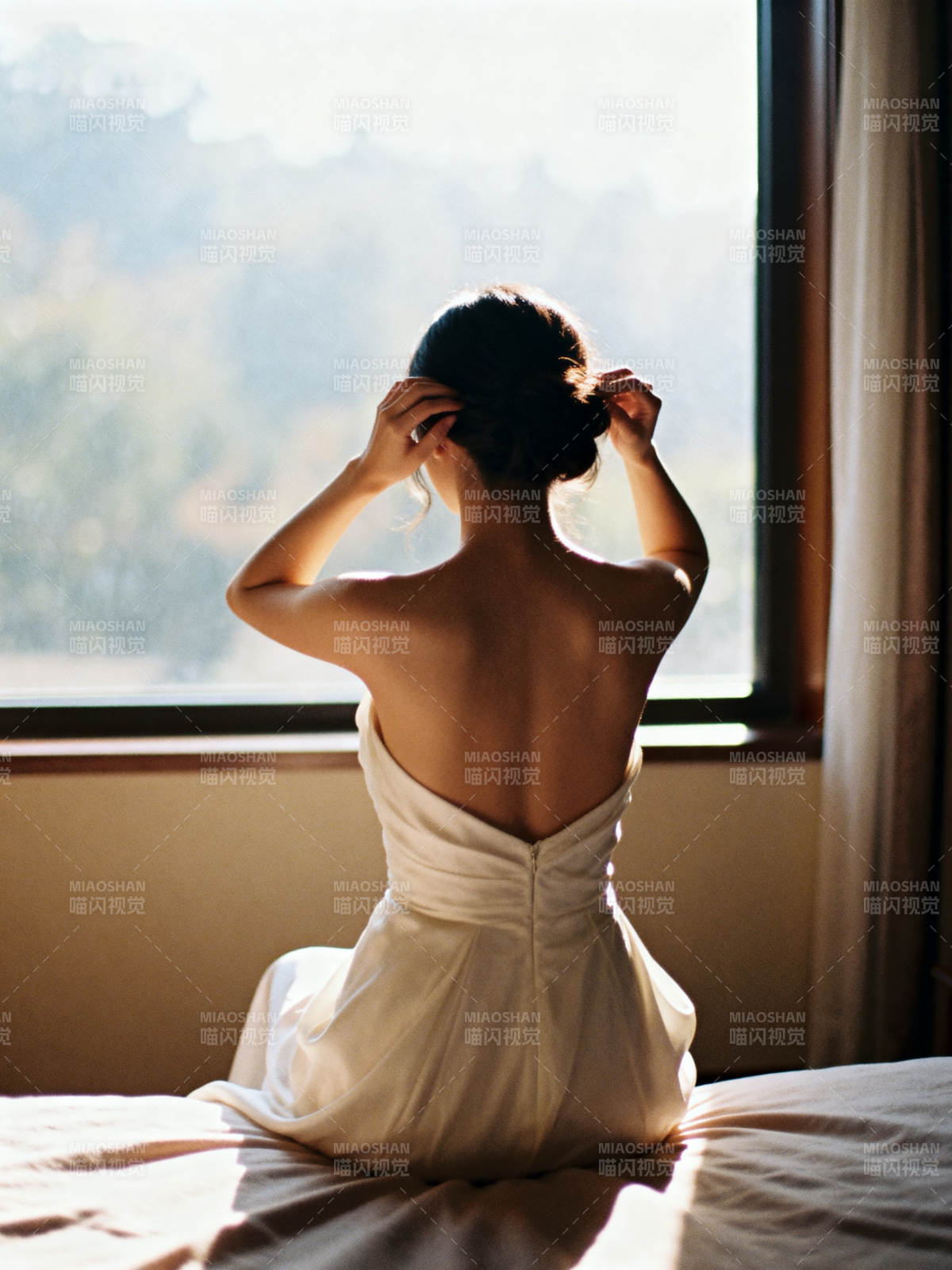 新娘窗边梳妆图片