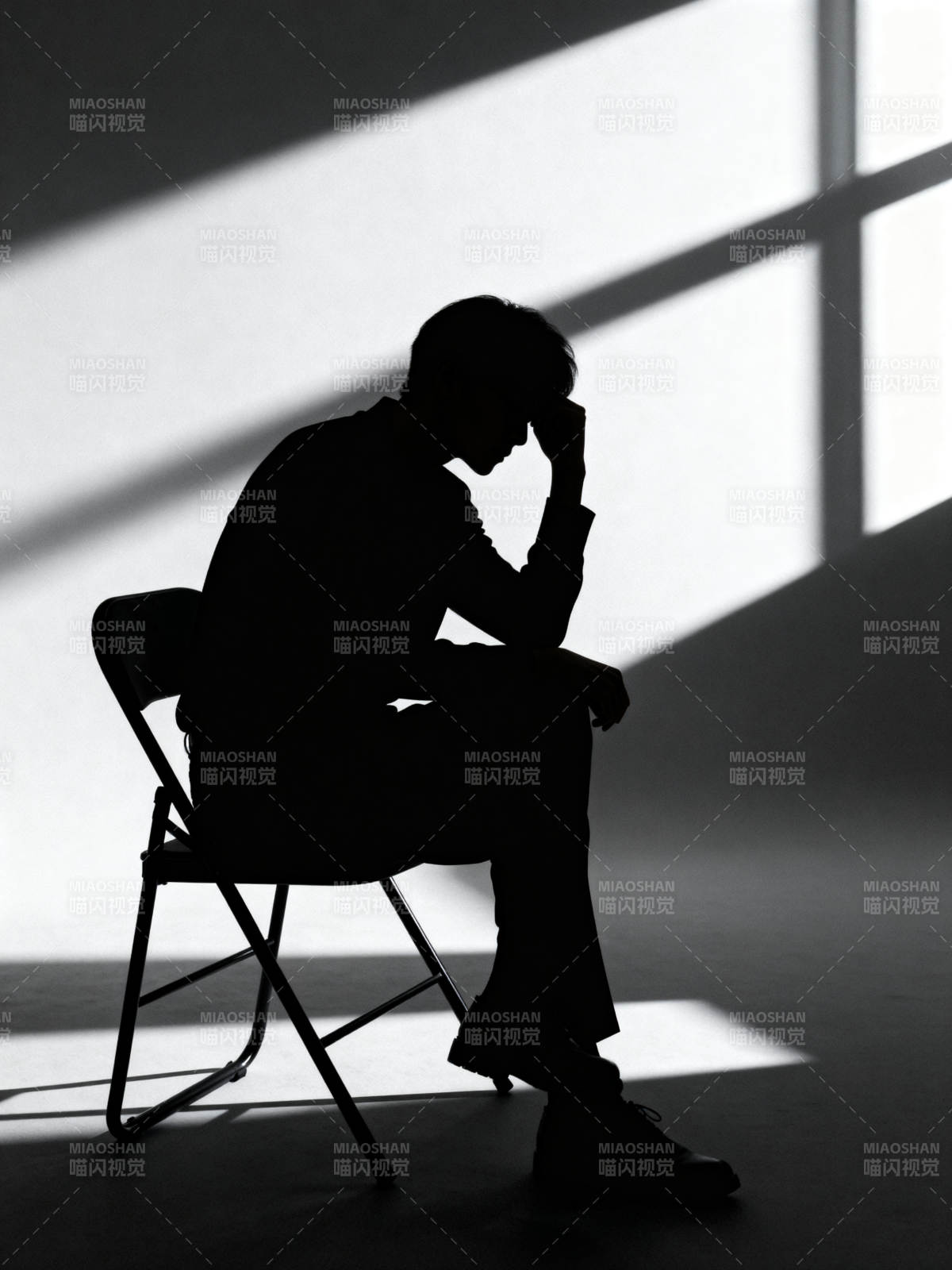 沉思的剪影图片