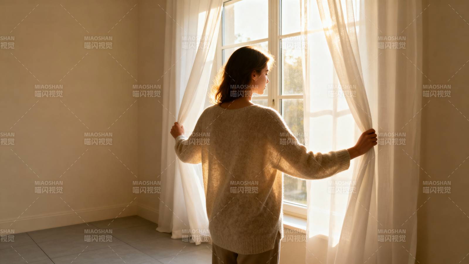 晨光中的女子图片