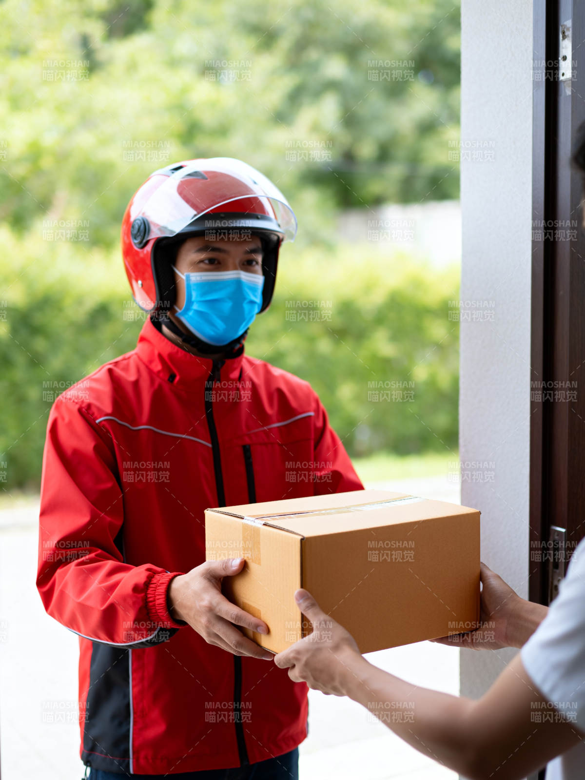 快递员递送包裹图片