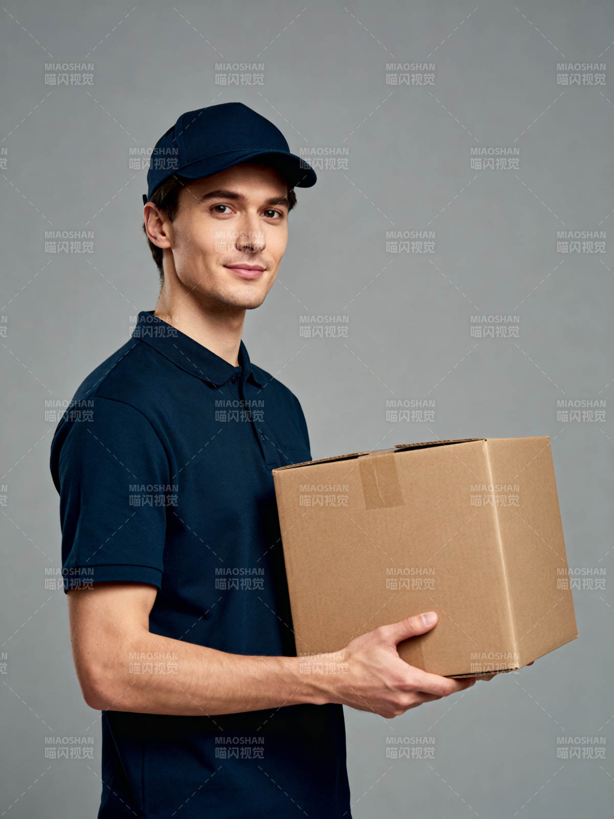 快递员递送包裹图片