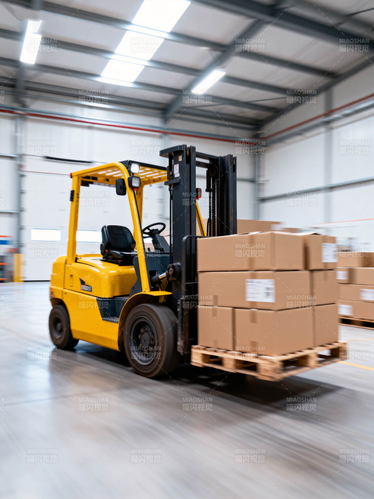 叉车搬运货物图片