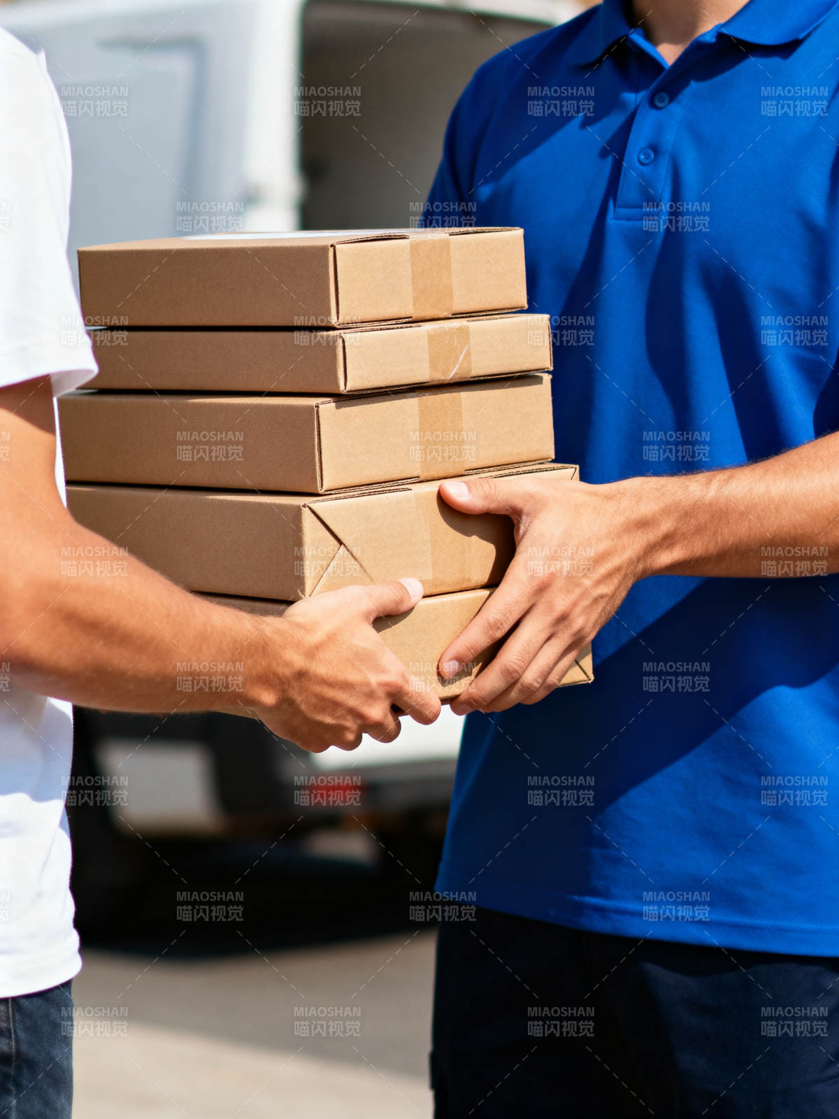 快递员递送包裹图片