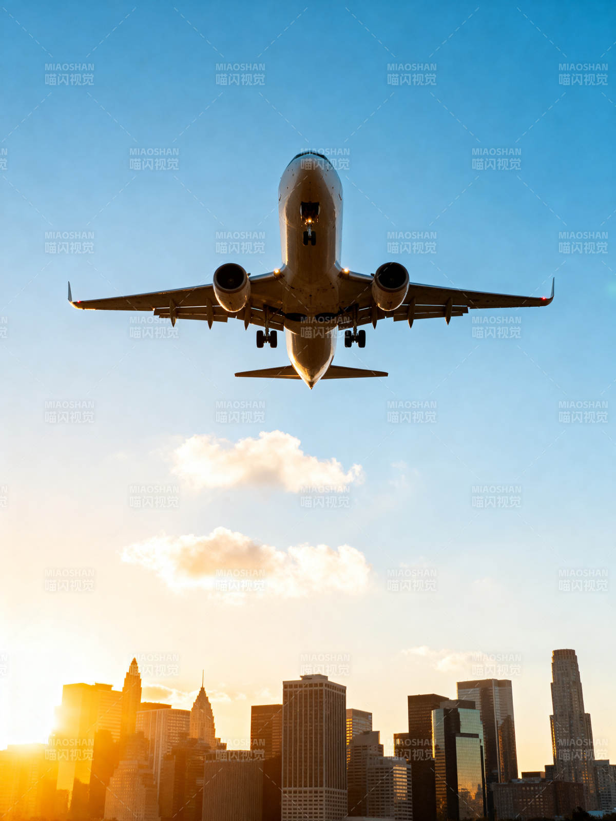 飞机飞越城市天际线图片