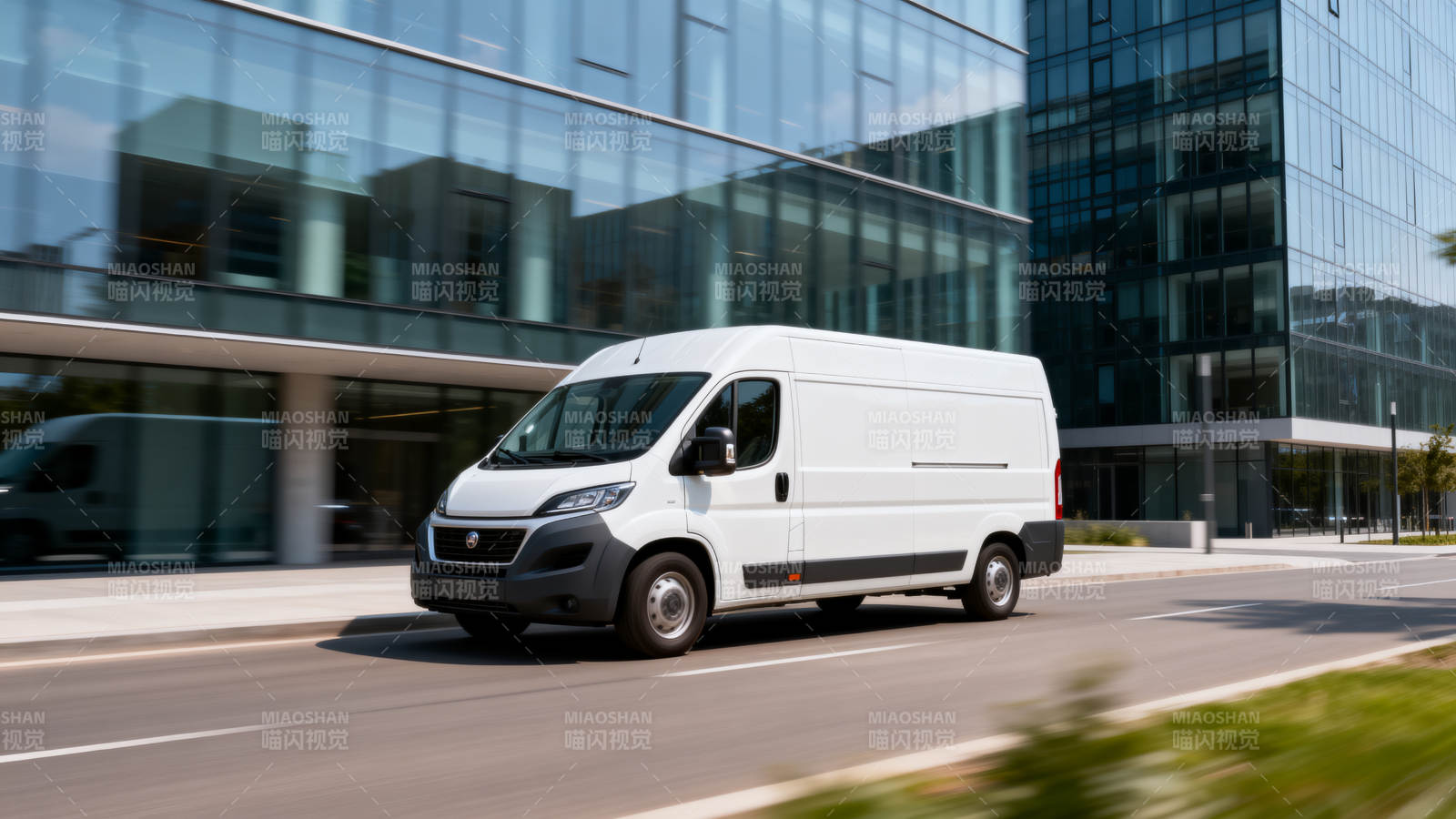 白色货车城市行驶图片