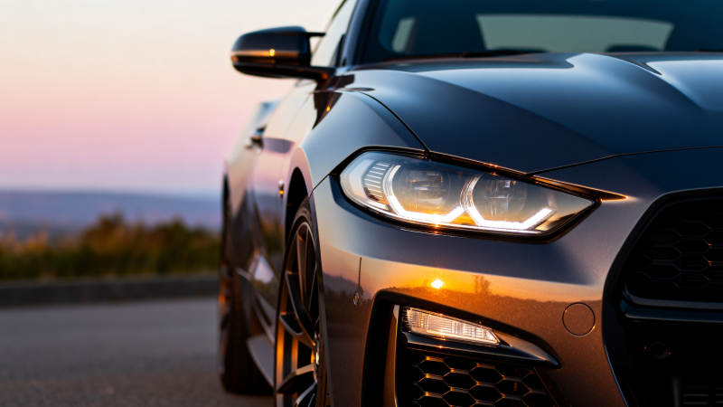 暮色中的豪华跑车图片