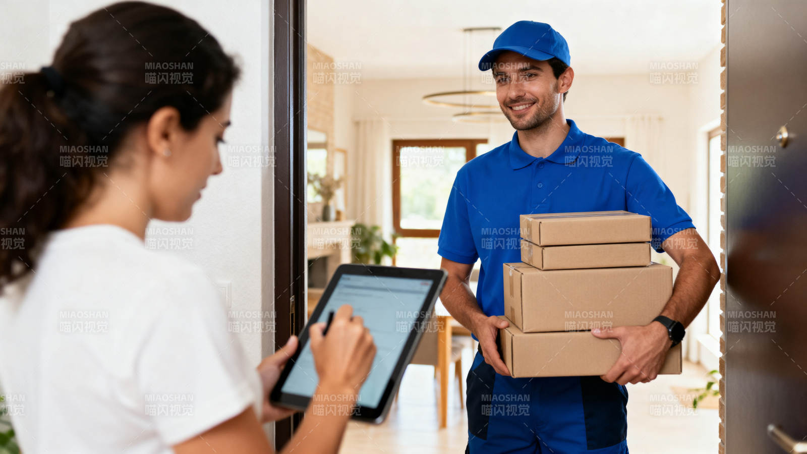 快递员送货上门图片