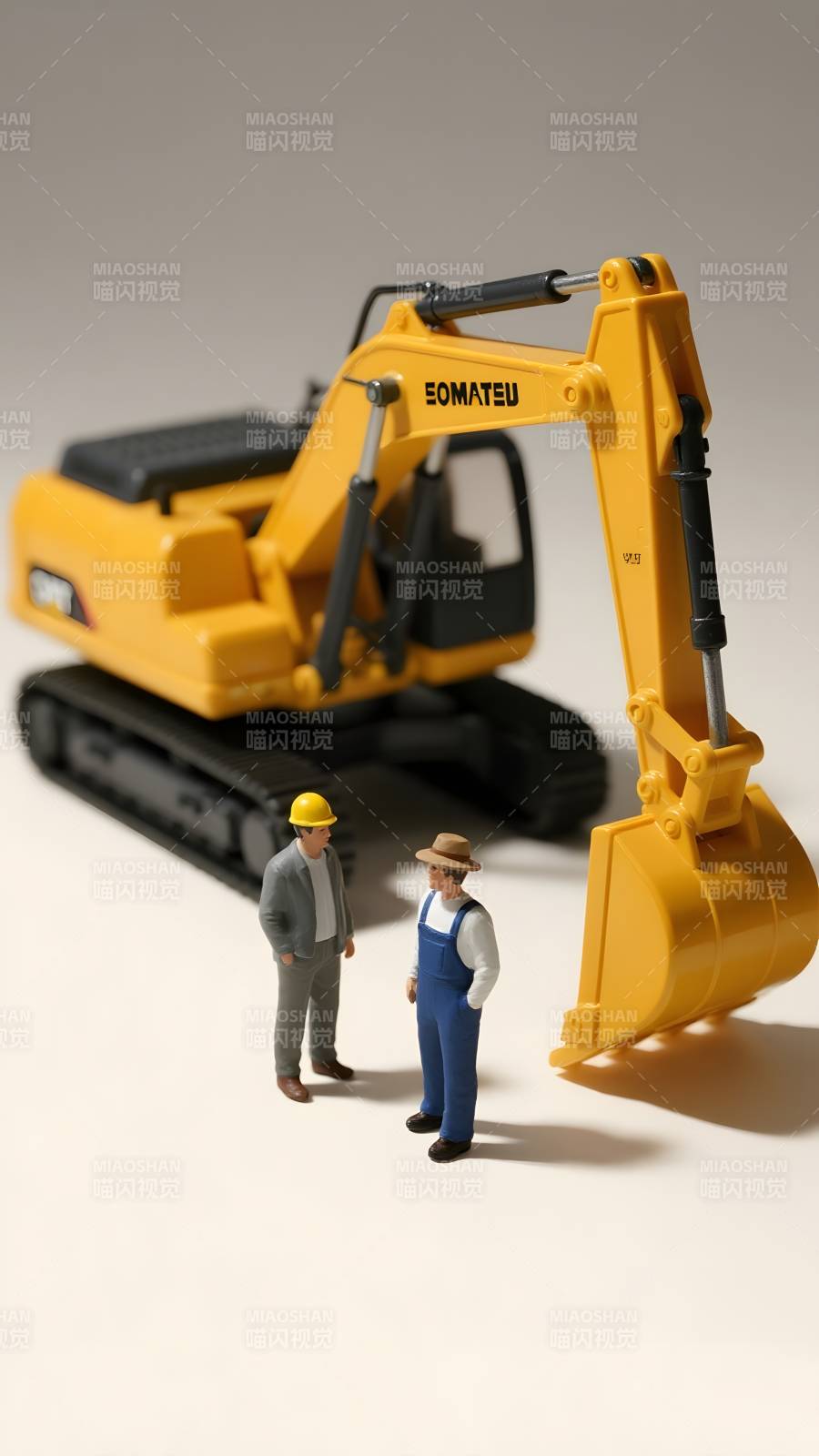 挖掘机旁的工人对话图片