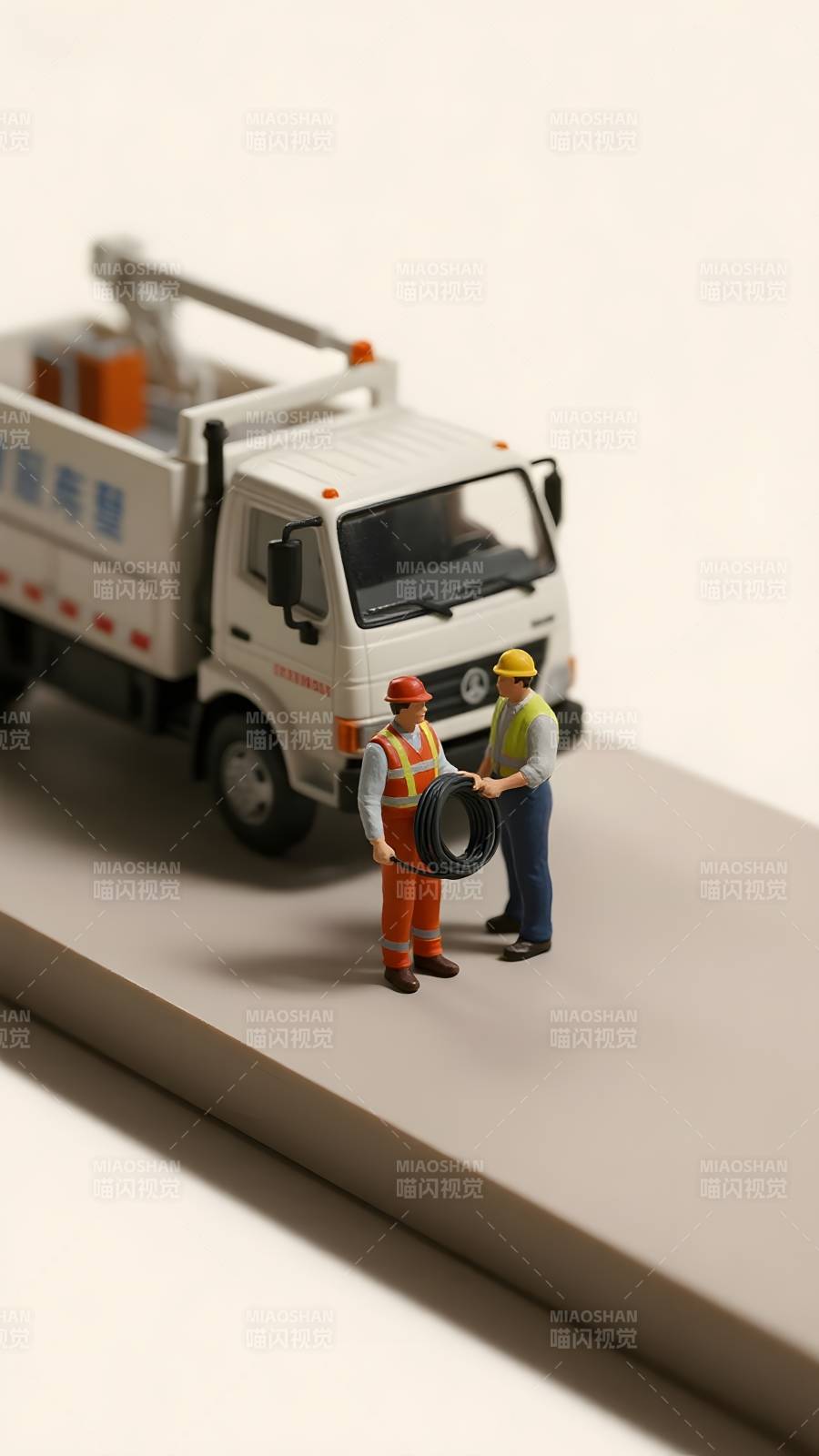 工人搬运轮胎图片