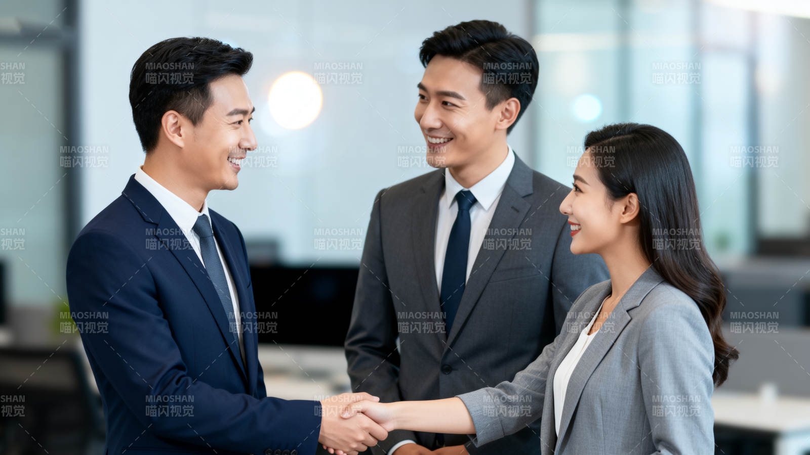 商务握手合作愉快图片