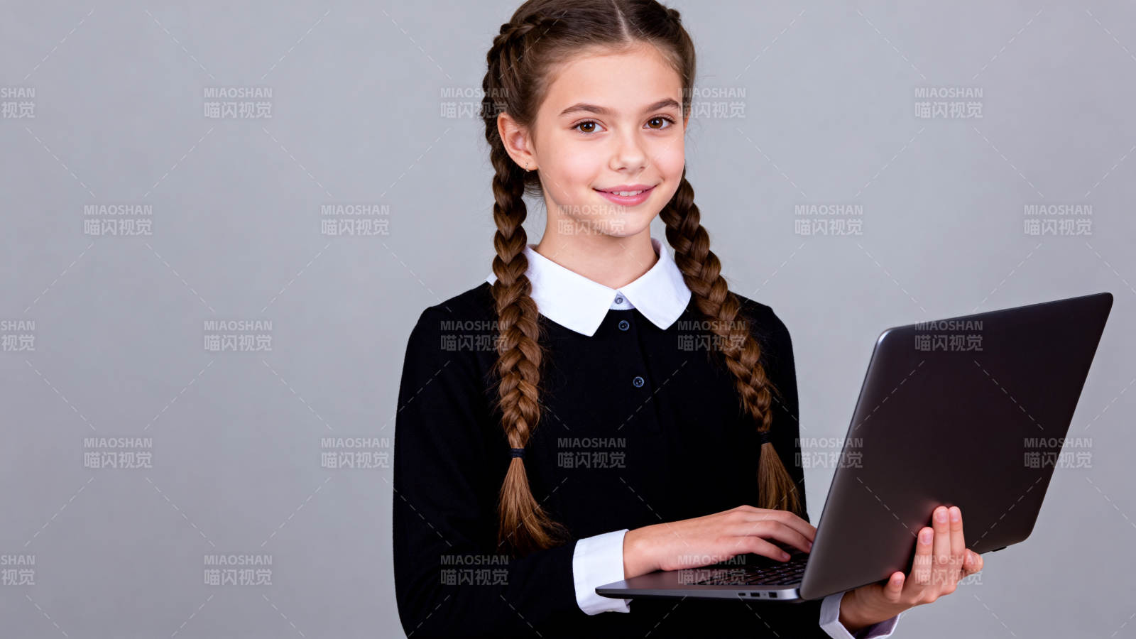 女孩使用笔记本电脑图片