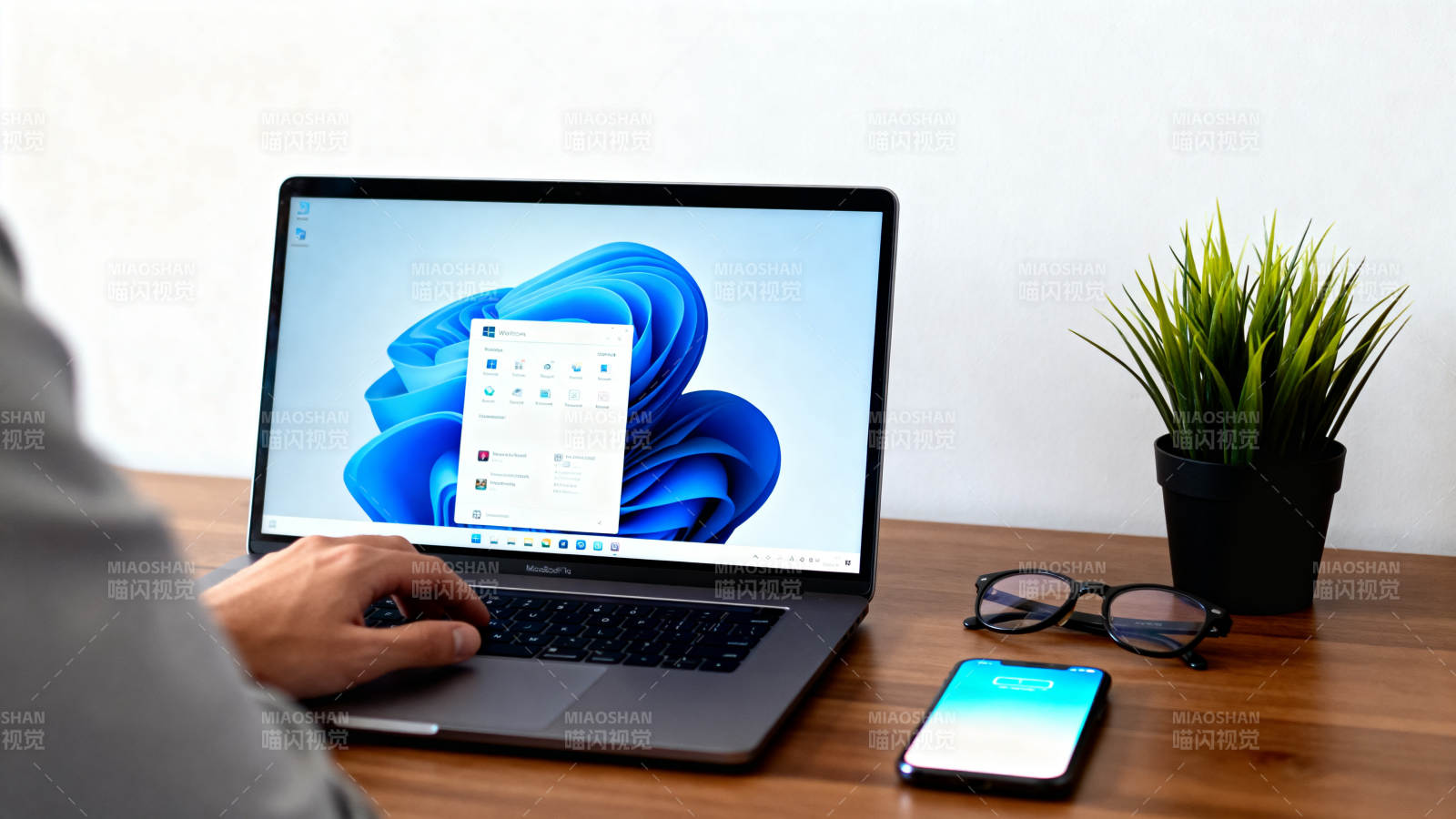 办公桌面场景图片