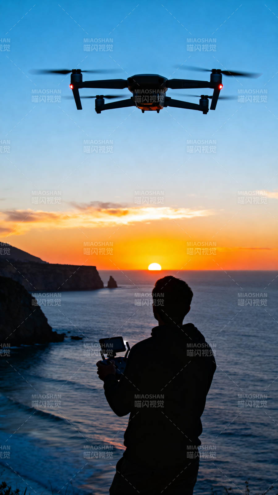 夕阳下无人机飞行图片