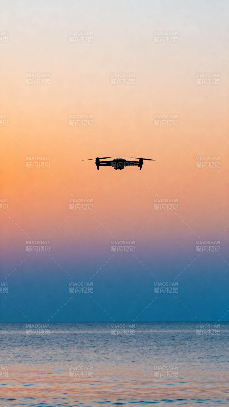 暮色中的无人机图片