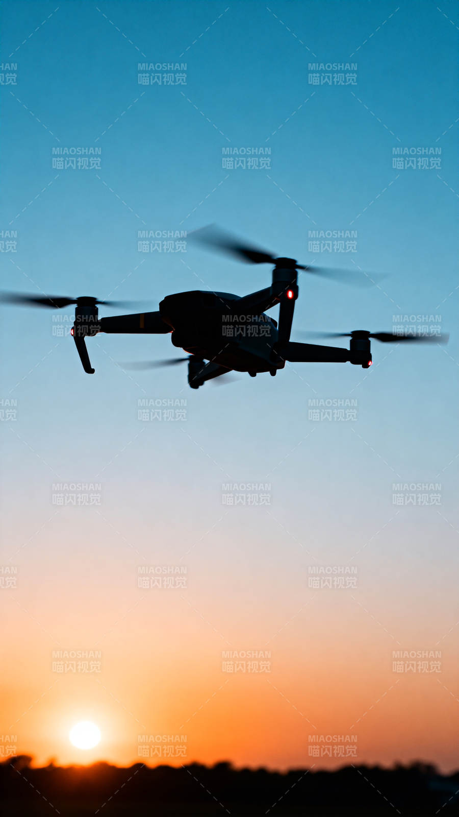 无人机日落飞行图片