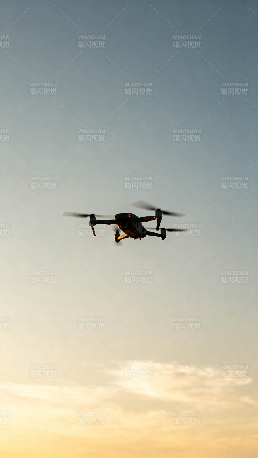 无人机翱翔天际图片