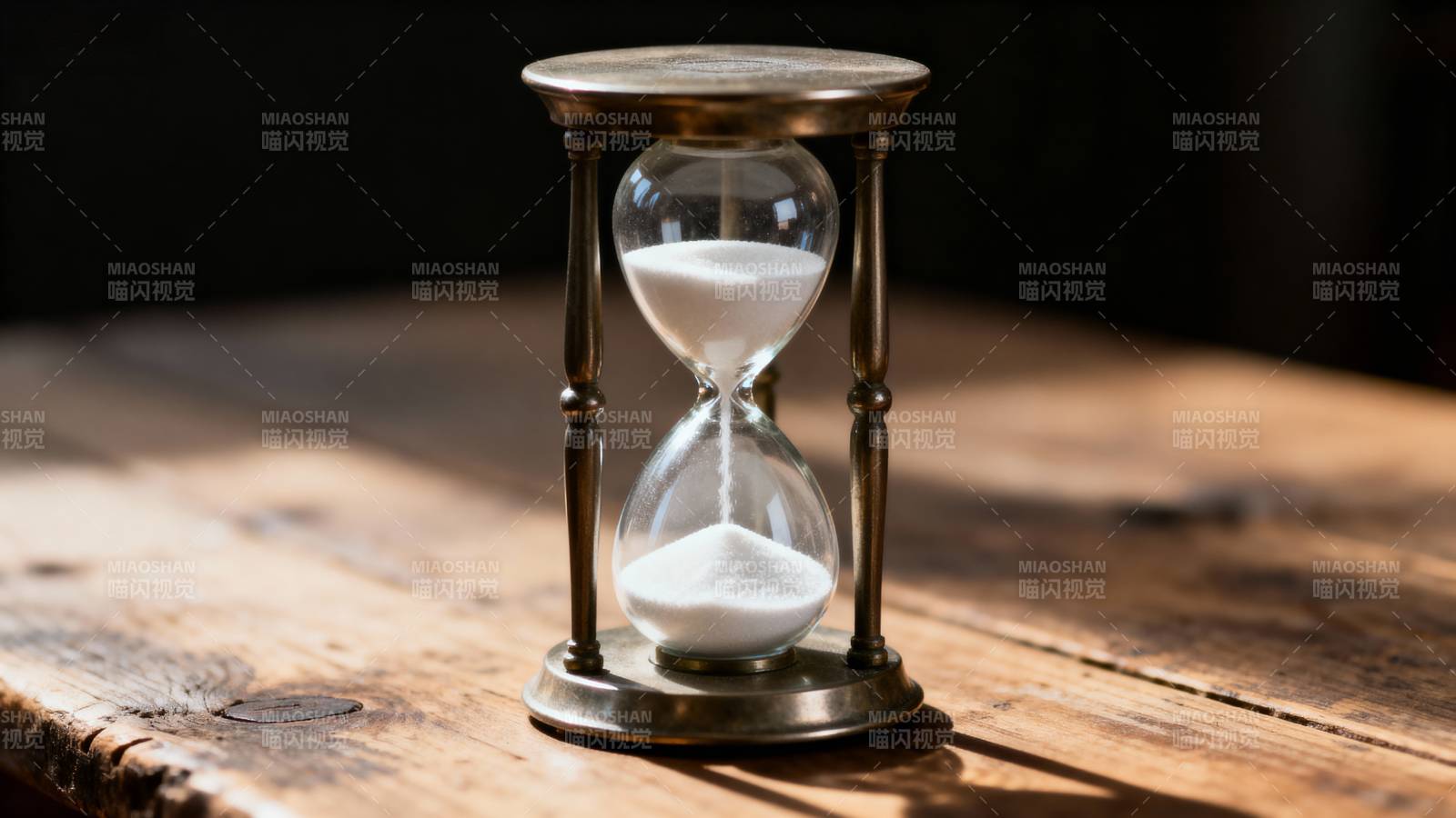 沙漏静置木桌图片