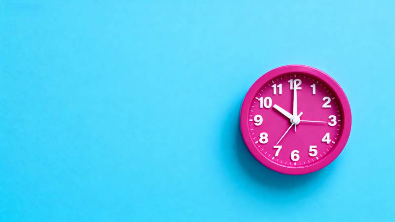 粉红时钟蓝色背景图片