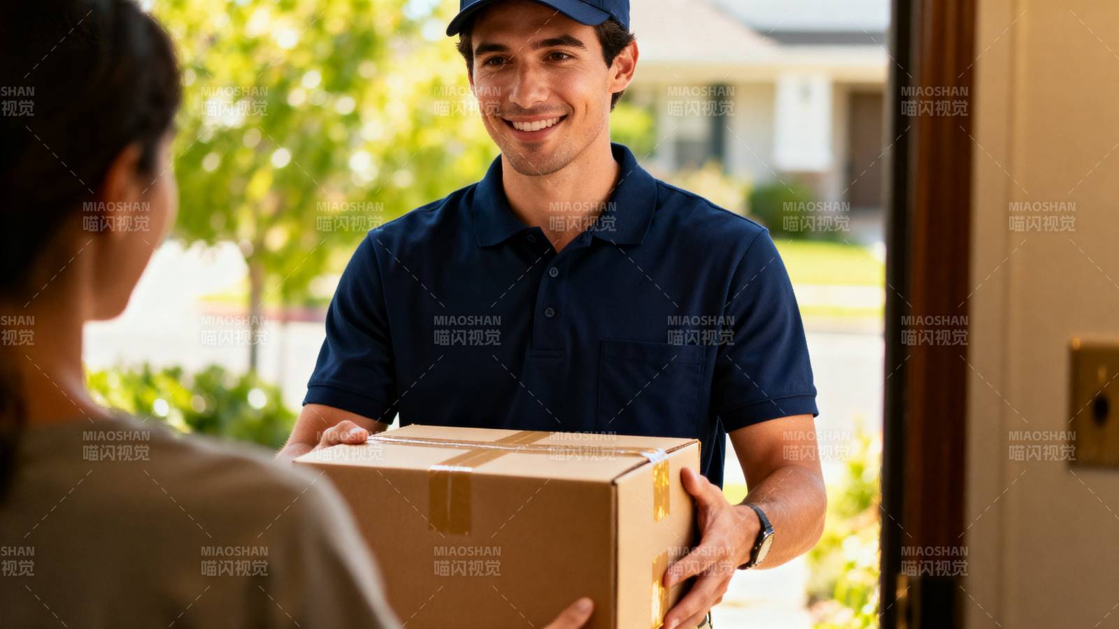 快递员送货上门图片
