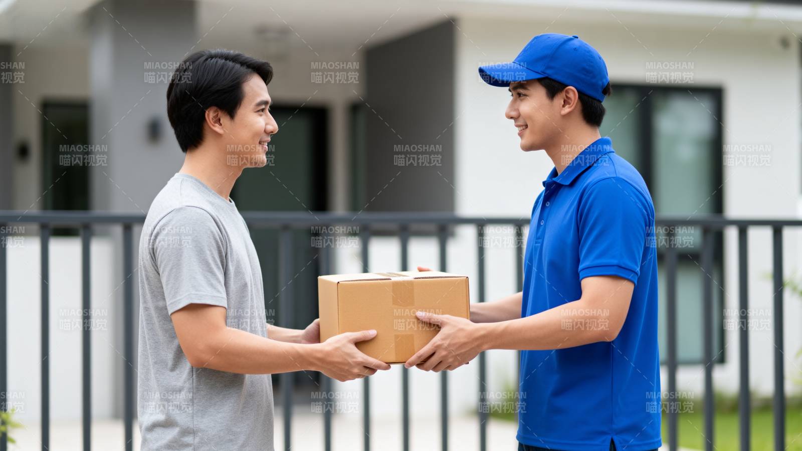 快递员送货上门图片