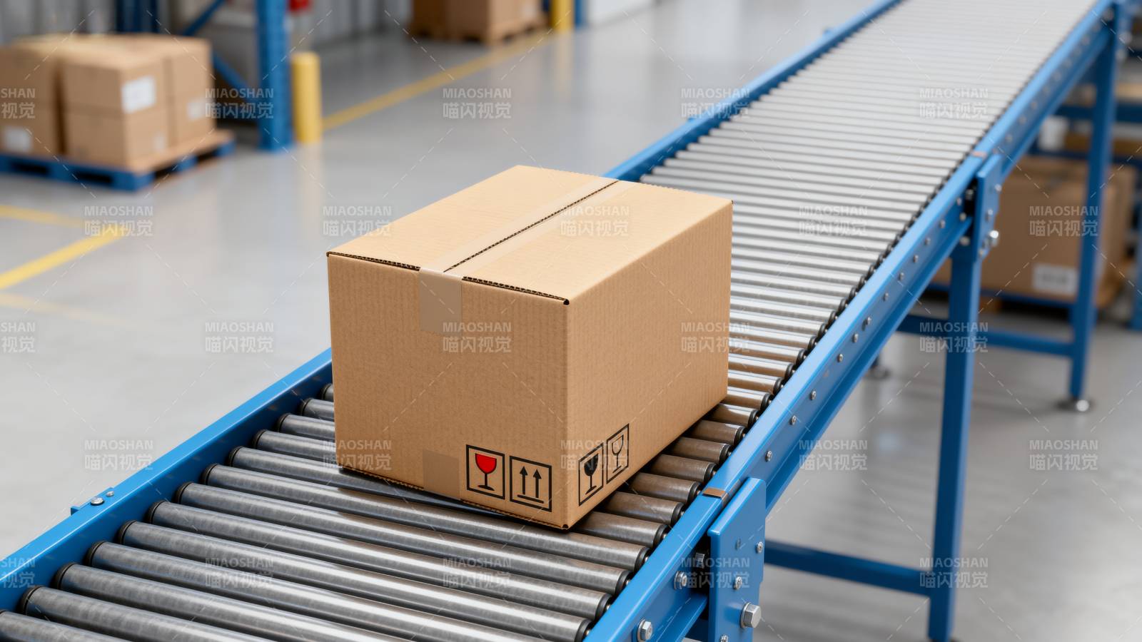 包裹在传送带上图片