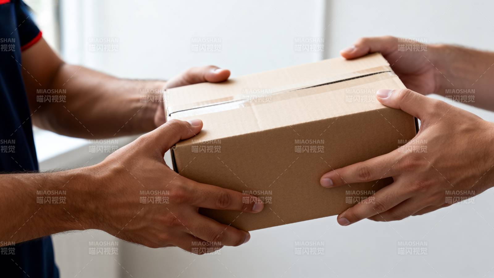 快递交接瞬间图片