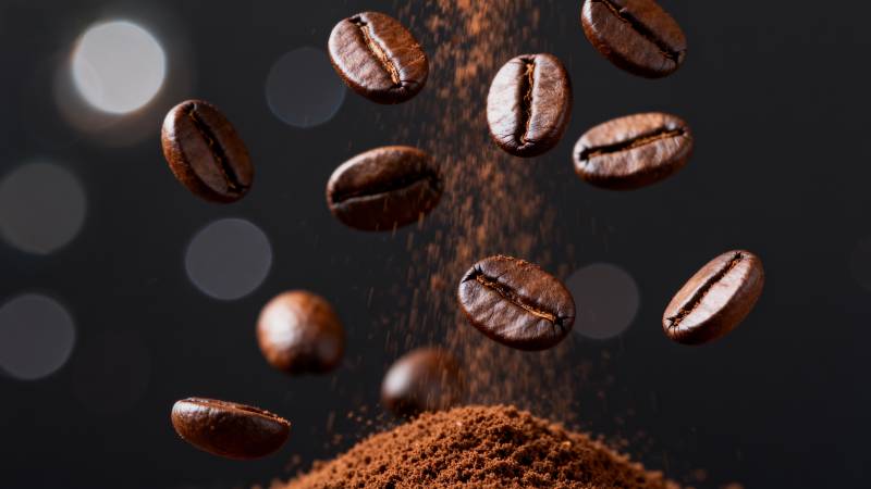 咖啡豆飞舞瞬间图片
