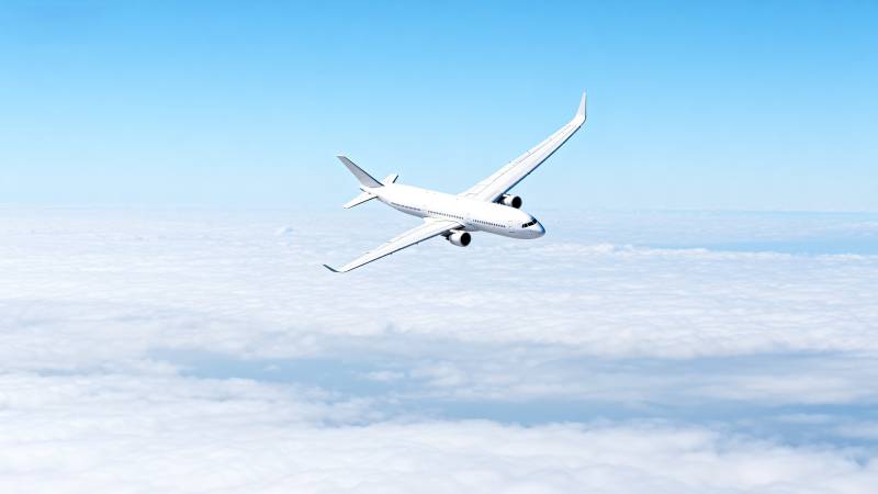 飞机翱翔云海之上图片
