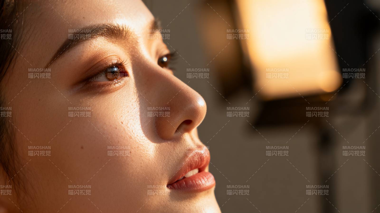 光影下的侧脸特写图片