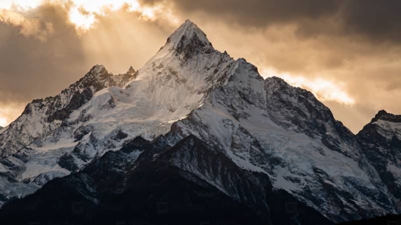 雪山之巅 云霞辉映图片
