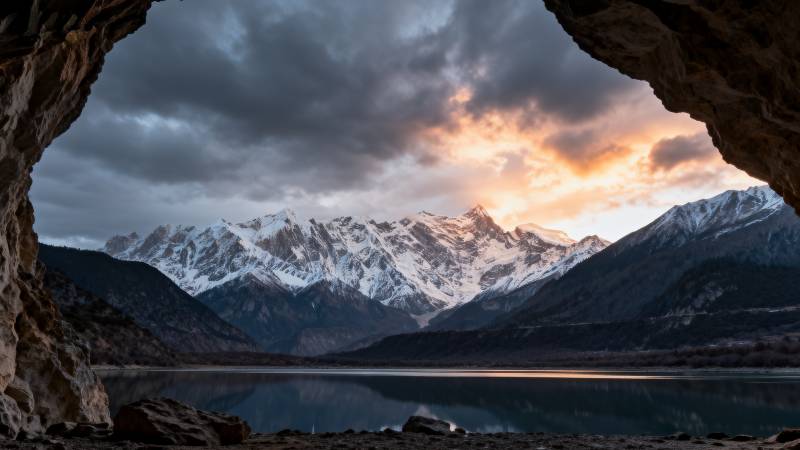 雪山洞穴夕照图片