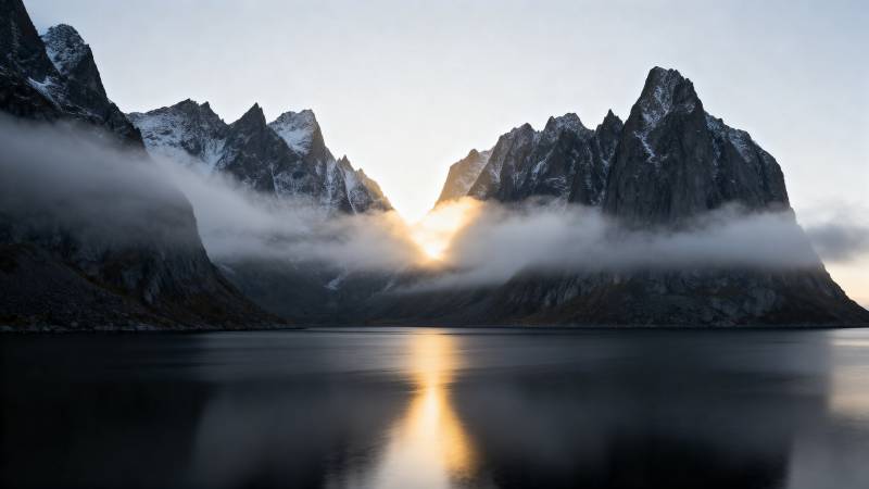 晨曦山湖镜影图片