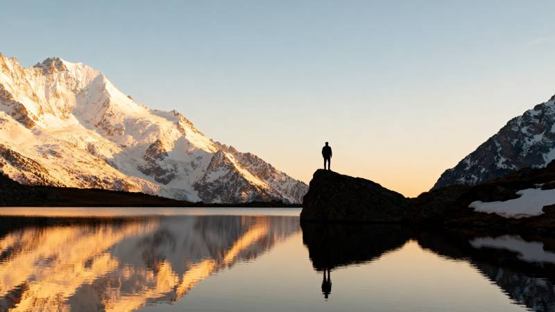 雪山湖畔孤影图片