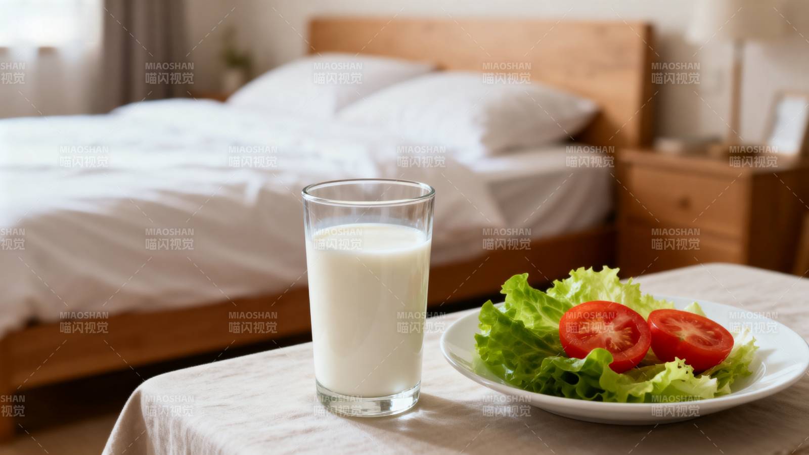 早餐牛奶与沙拉图片