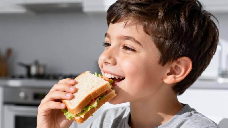 男孩开心吃三明治图片