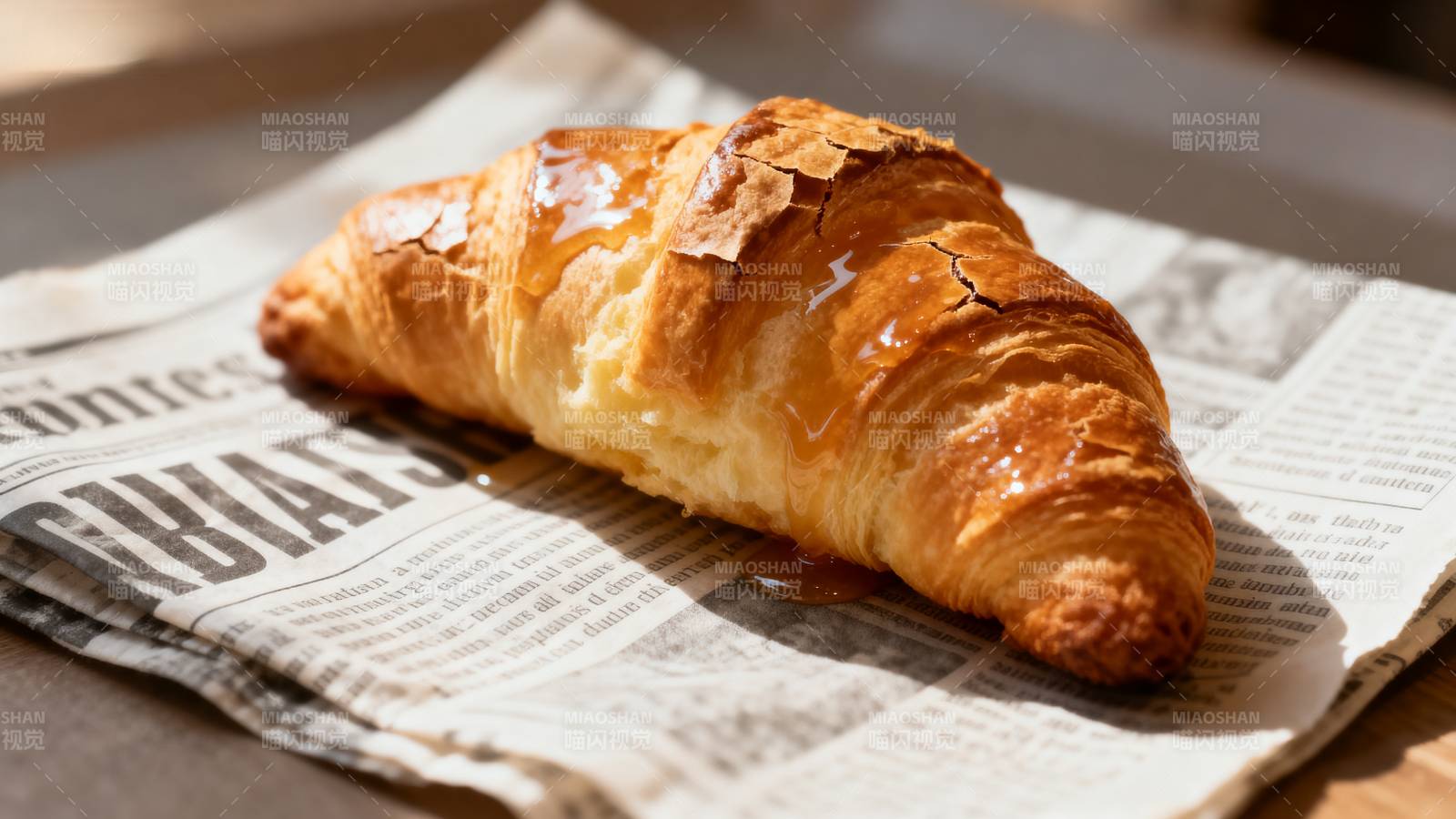 金黄酥脆的羊角面包图片