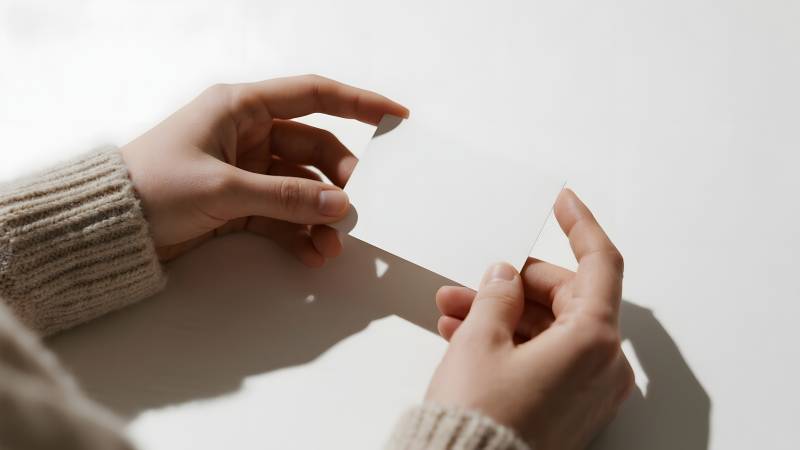 双手轻折纸条图片