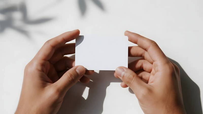 双手持白纸图片