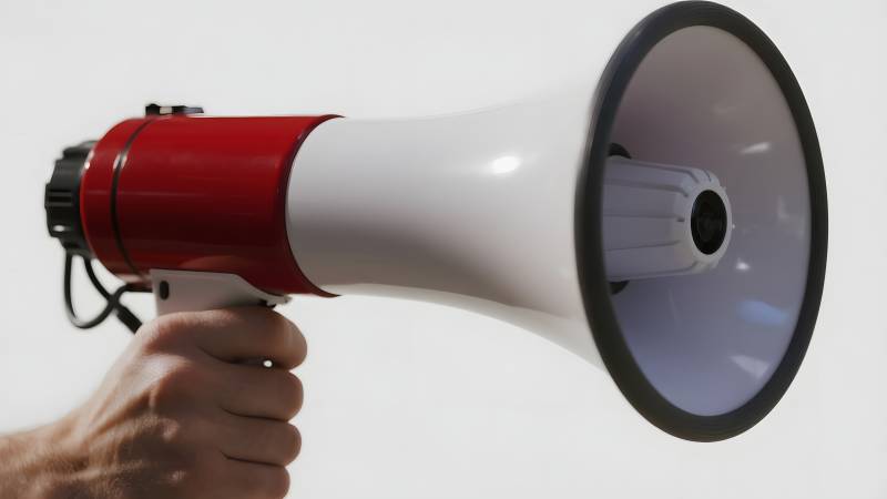 手持红色扩音器图片