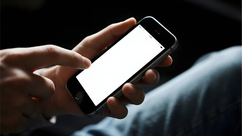 手机屏幕亮起图片