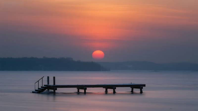湖畔日落静谧景图片