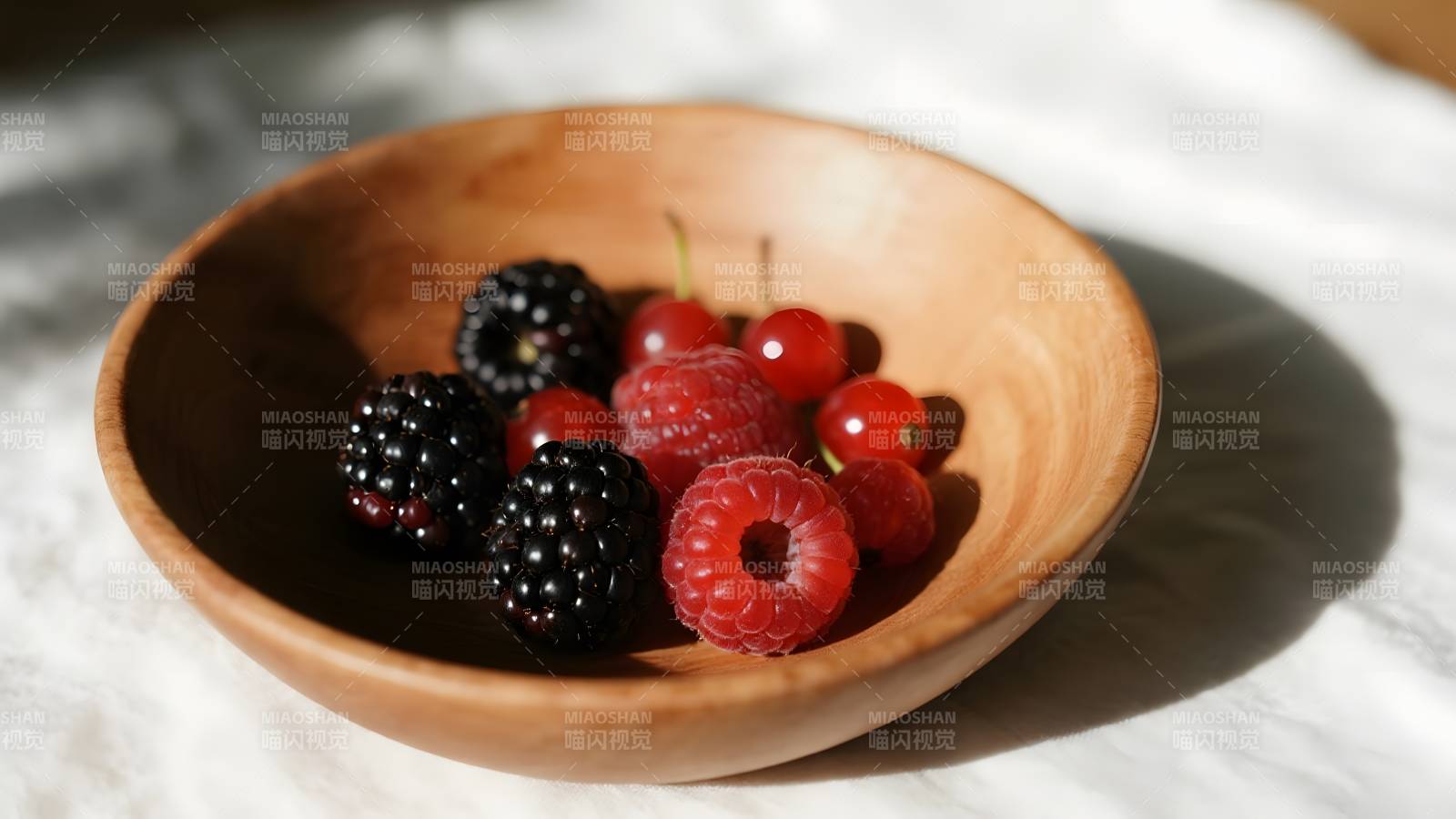 木碗中的新鲜浆果图片