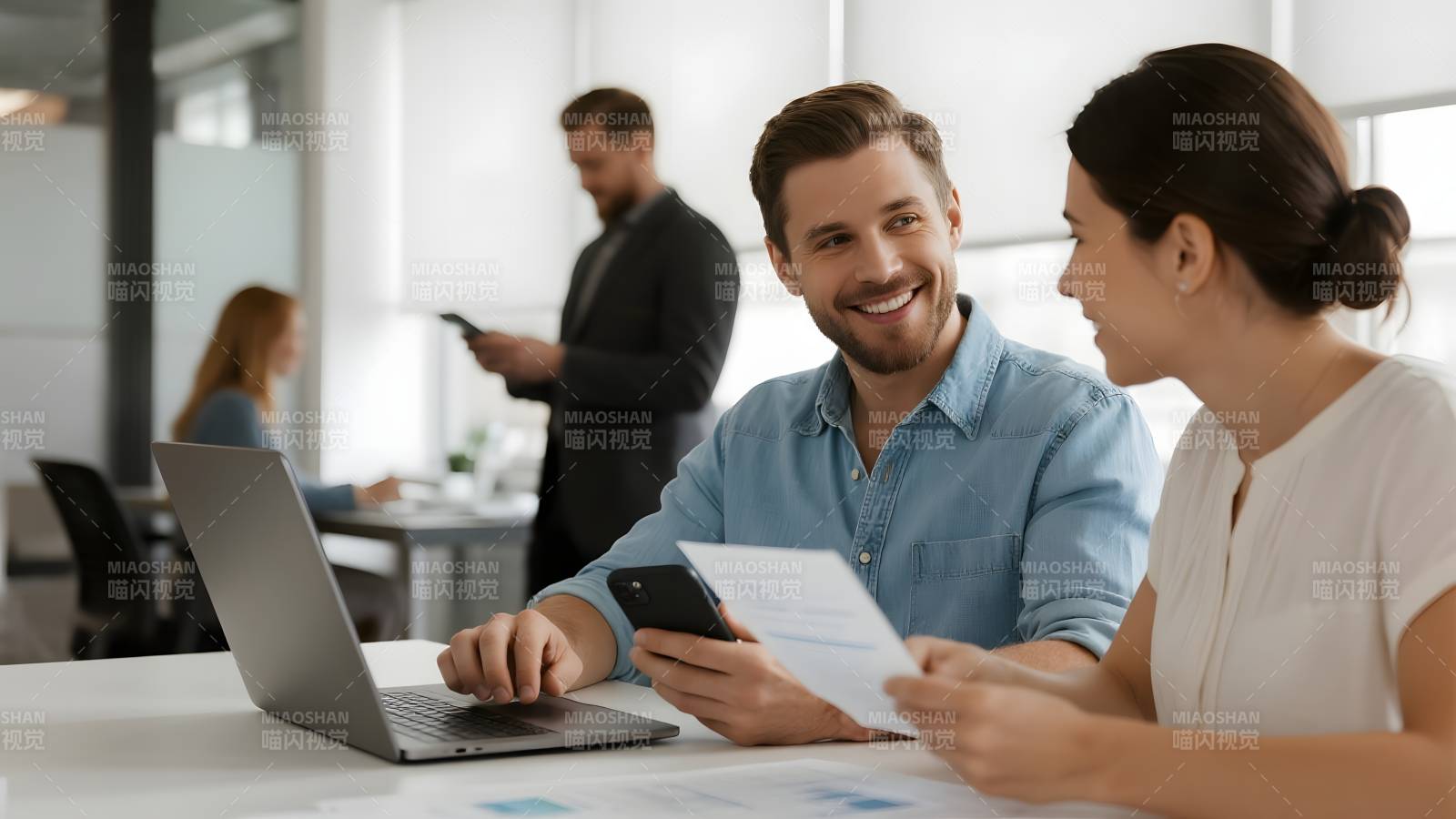 职场协作瞬间图片