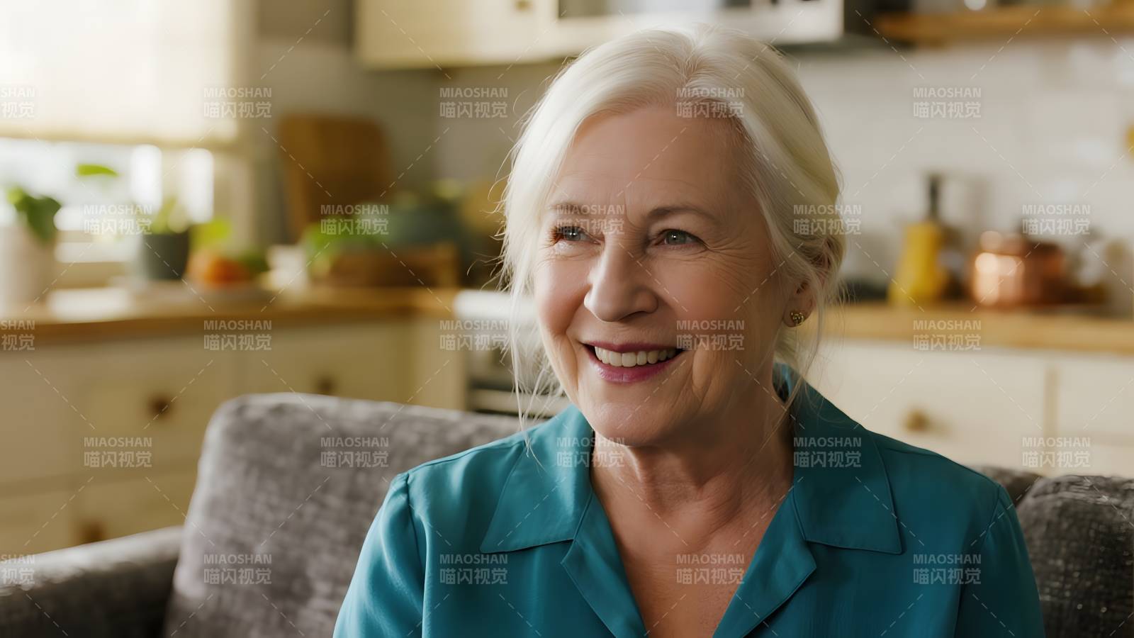 温馨厨房里的微笑图片