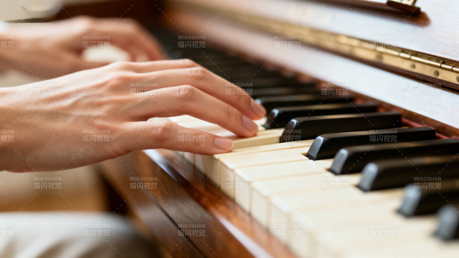 指尖轻触琴键图片