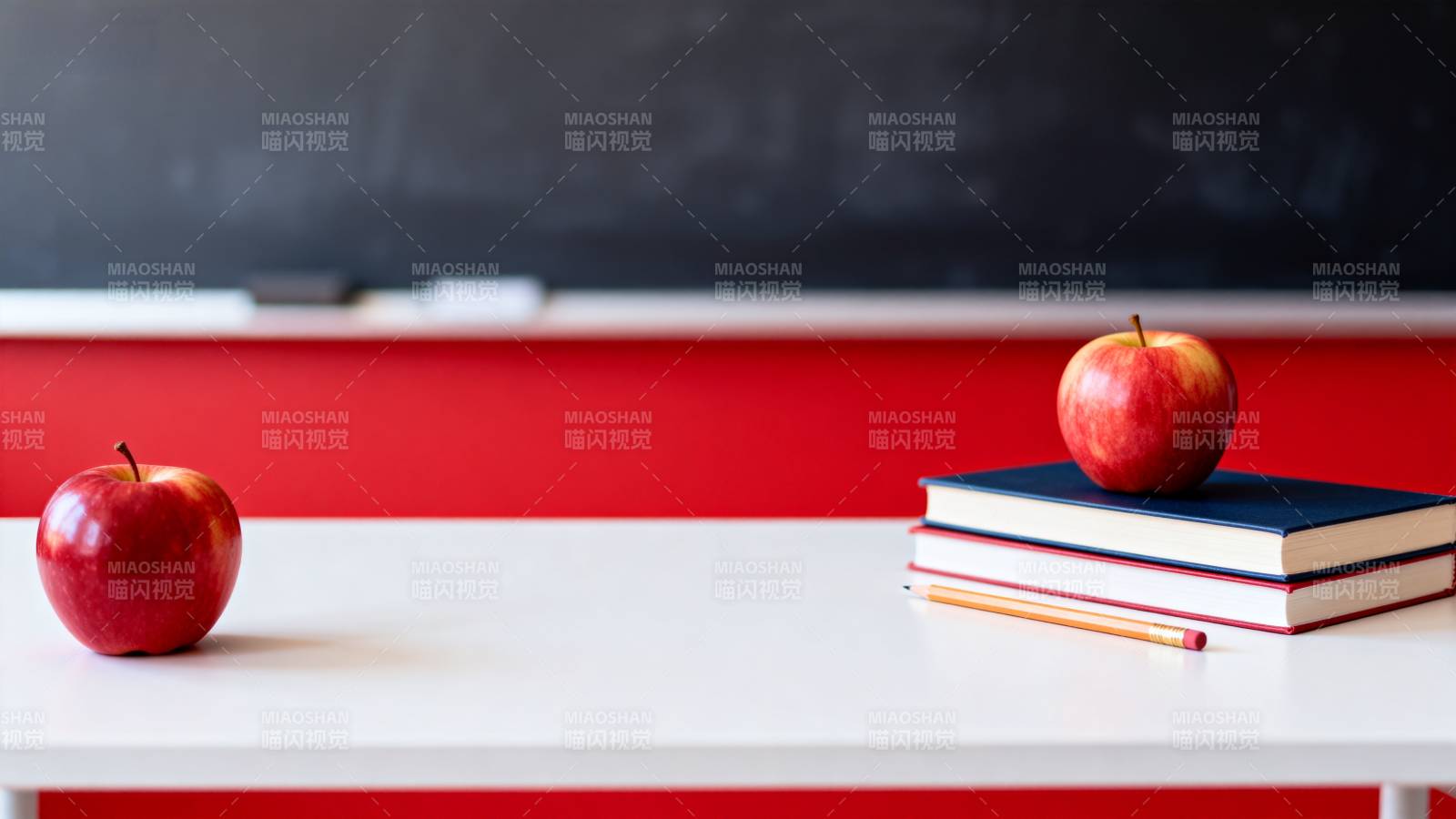 教室里的苹果与书本图片