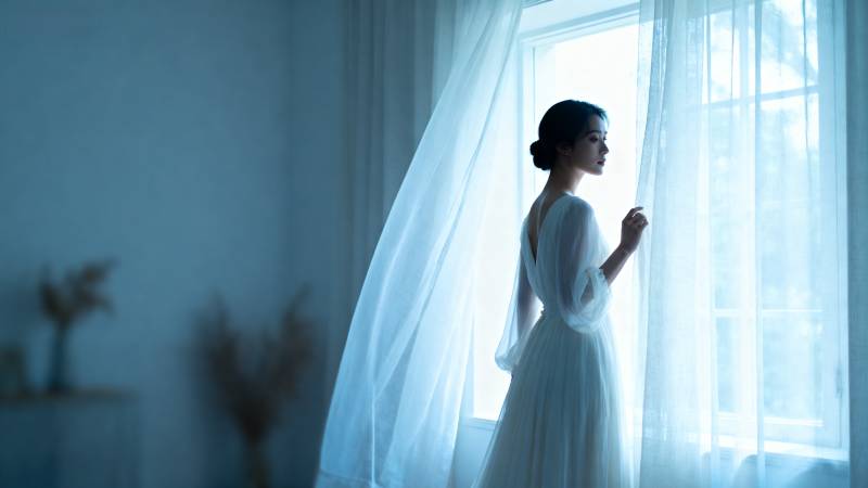 窗边的静谧新娘图片